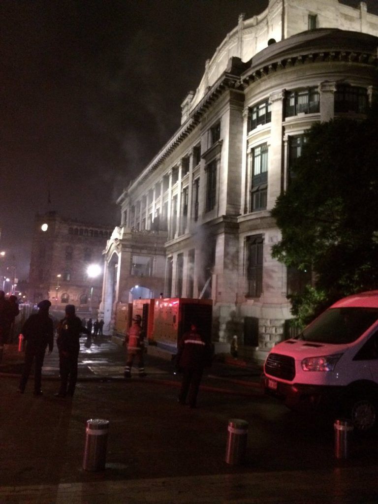 Sofocan incendio en el Palacio de Bellas Artes - incendio-bellas-artes-768x1024