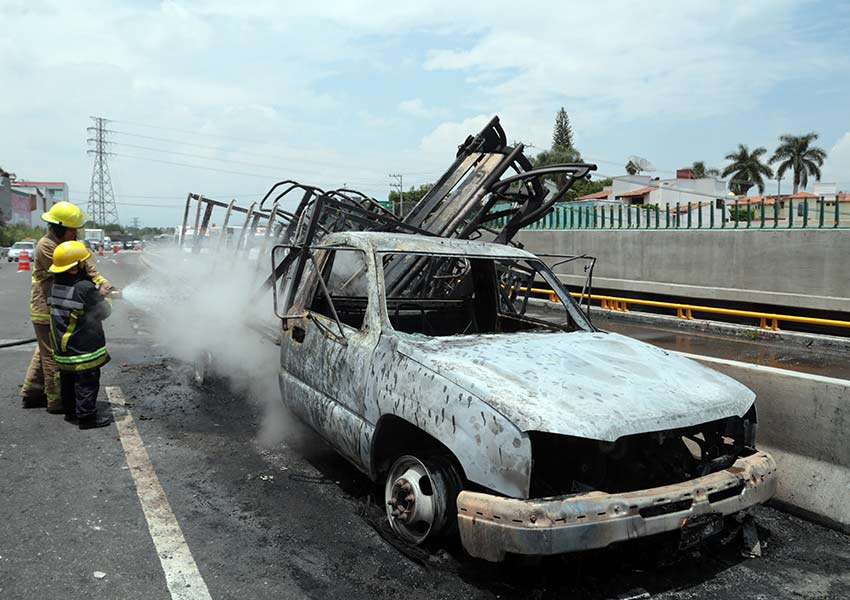 Camioneta se incendia en Paso Express de Cuernavaca