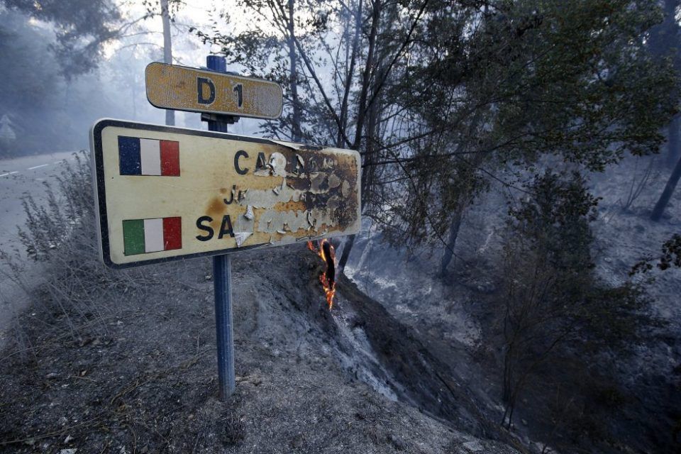 Desalojan a 10 mil personas por incendio forestal en Francia
