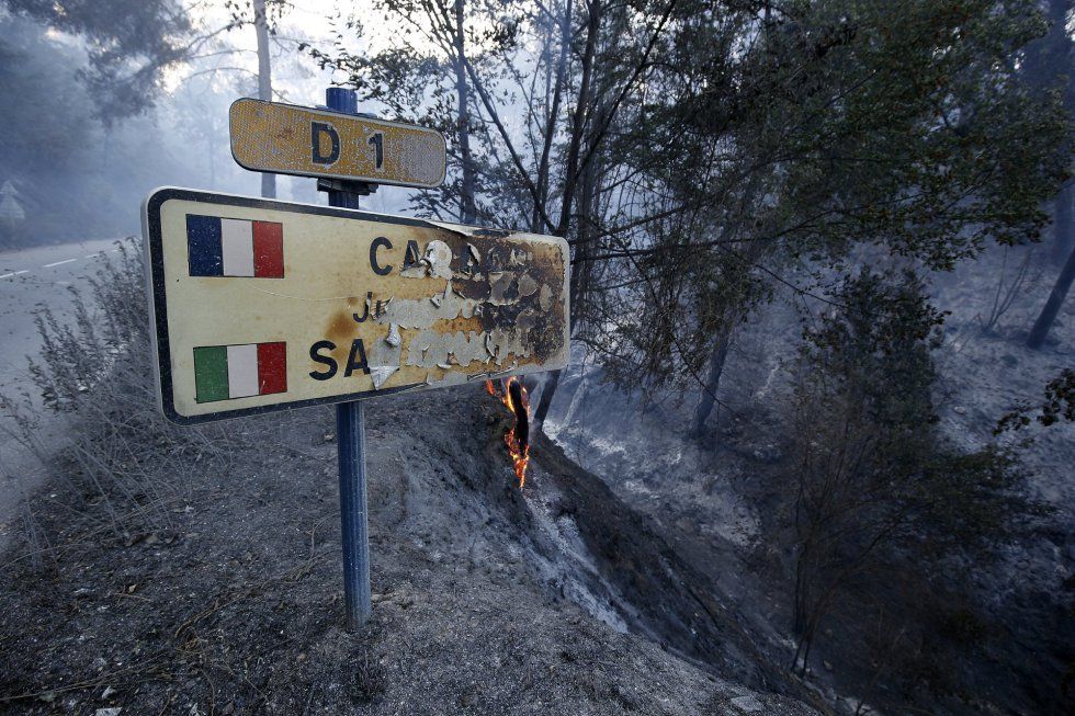 Desalojan a 10 mil personas por incendio forestal en Francia - incendio-francia-efe1