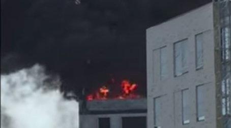 #Video Rescatan con grúa a obrero atrapado en incendio en Dinamarca