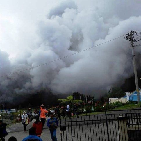 Desaparecen ocho tras caída de helicóptero en Indonesia