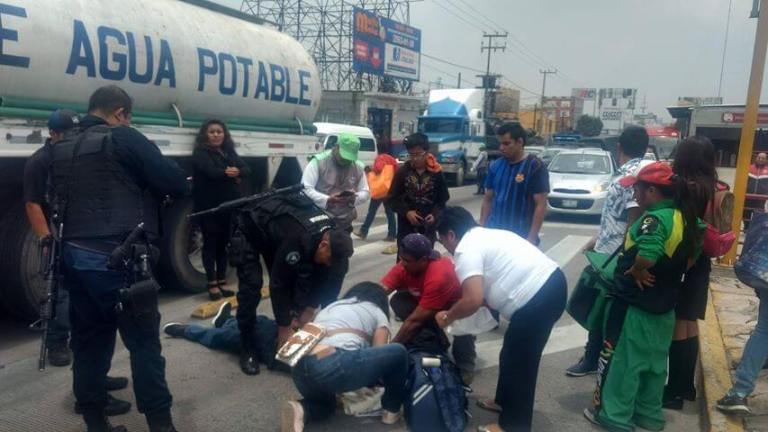 Camioneta invade carril del Mexibús y atropella a adolescente en Ecatepec