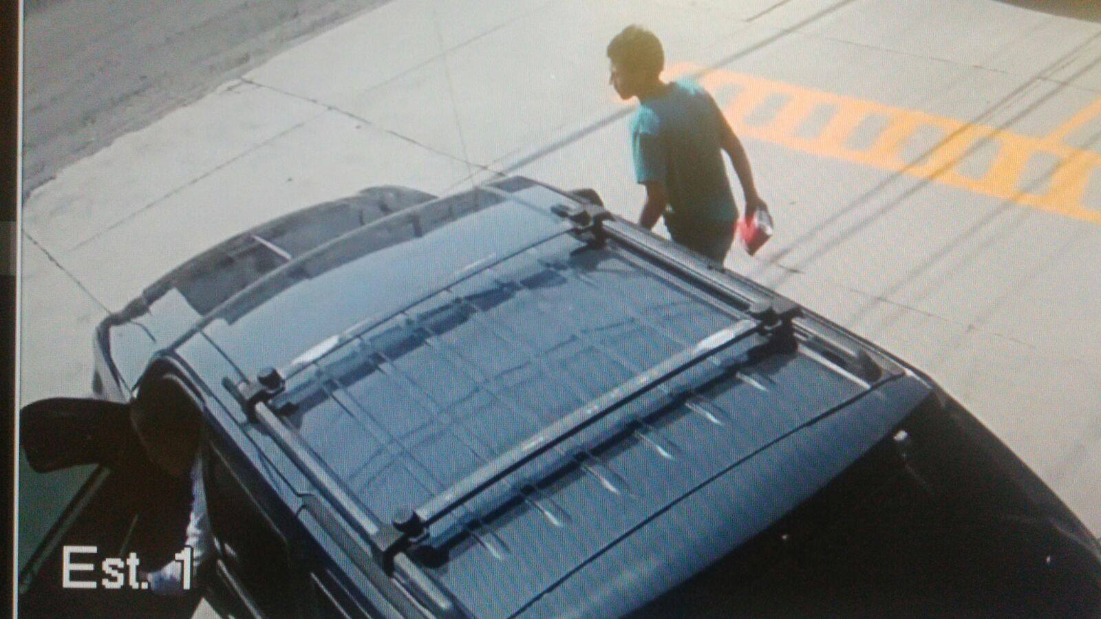 #Video Ladrones desvalijan vehículo en Querétaro