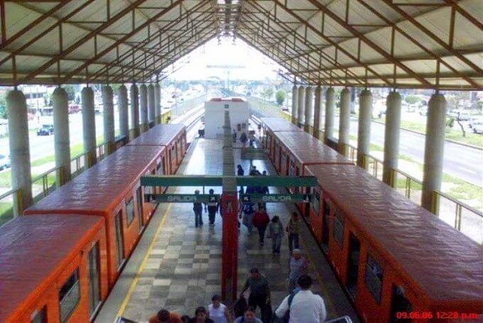 Comando armado asalta a 30 personas en vagón del Metro