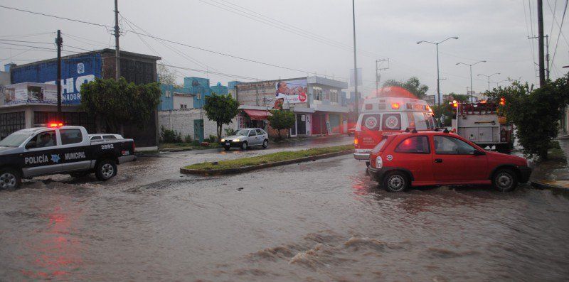 Lluvias derriban puente provisional en San Juan del Río, Querétaro
