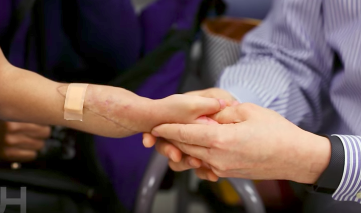 Niño que recibió trasplante de manos asegura estar agradecido