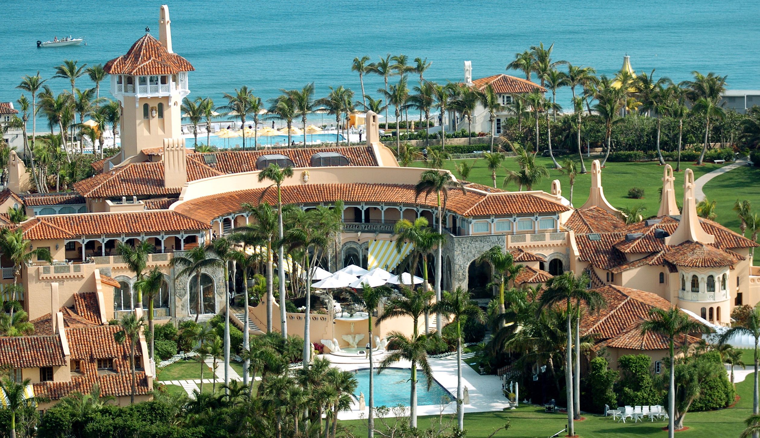 Clubes de golf de Trump buscan contratar extranjeros - mar-a-lago-club_1
