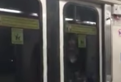 #Video Mujer viaja colgada del Metro de Monterrey