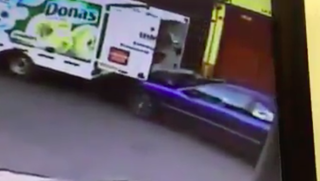#VIDEO Mujer arrolla a repartidor de pan en Azcapotzalco
