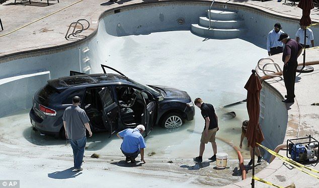 Mujer acelera en lugar de frenar y termina en alberca - mujer-suv-colorado