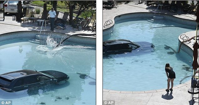 Mujer acelera en lugar de frenar y termina en alberca