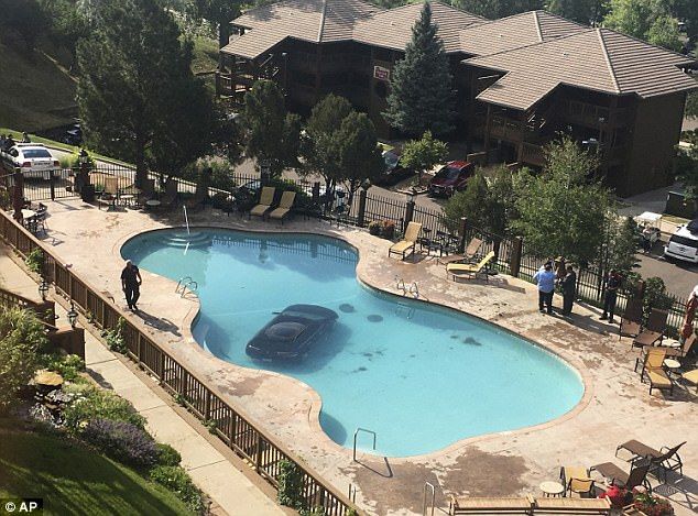 Mujer acelera en lugar de frenar y termina en alberca - mujer-suv-colorado2