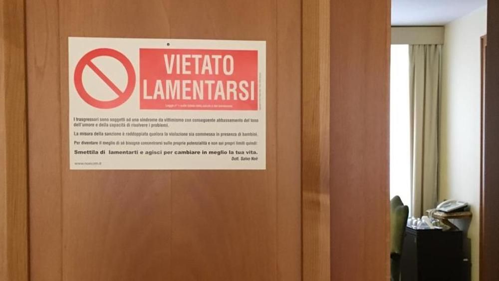 El cartel que el papa Francisco colgó en la puerta de su habitación