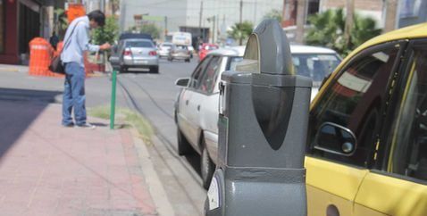 Capturan a ladrón cuando sacaba monedas de parquímetro