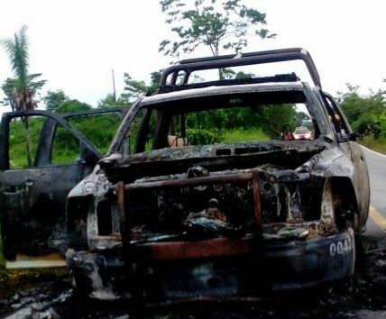 Inconformes queman patrulla en Oaxaca
