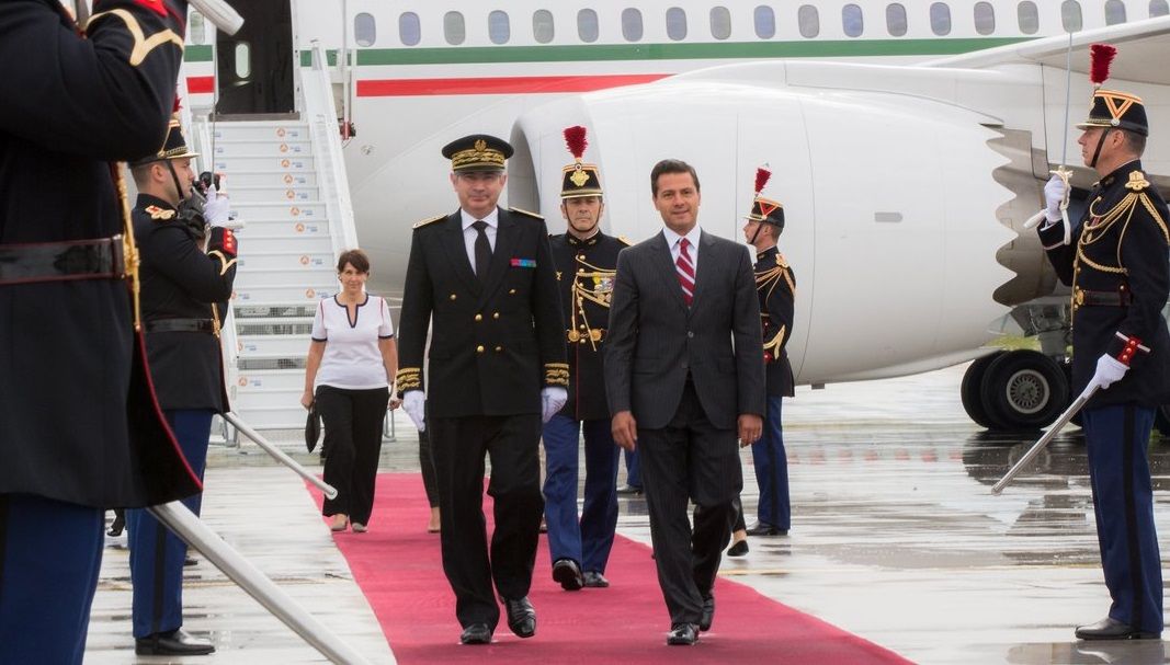 EPN llega a París para encuentro con Macron