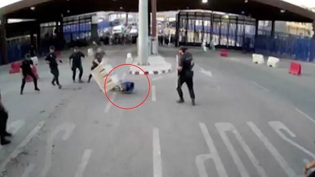 #Video Policía somete a hombre que atacó a un oficial en España