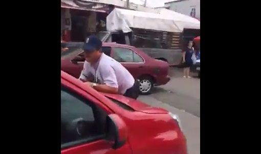 #Video Conductor intenta atropellar a policía para evitar ser infraccionado