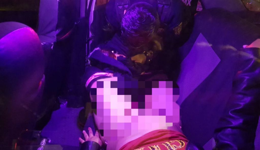 Policía apoya a mujer en labor de parto en Venustiano Carranza - policía-ayuda-en-parto--1024x590