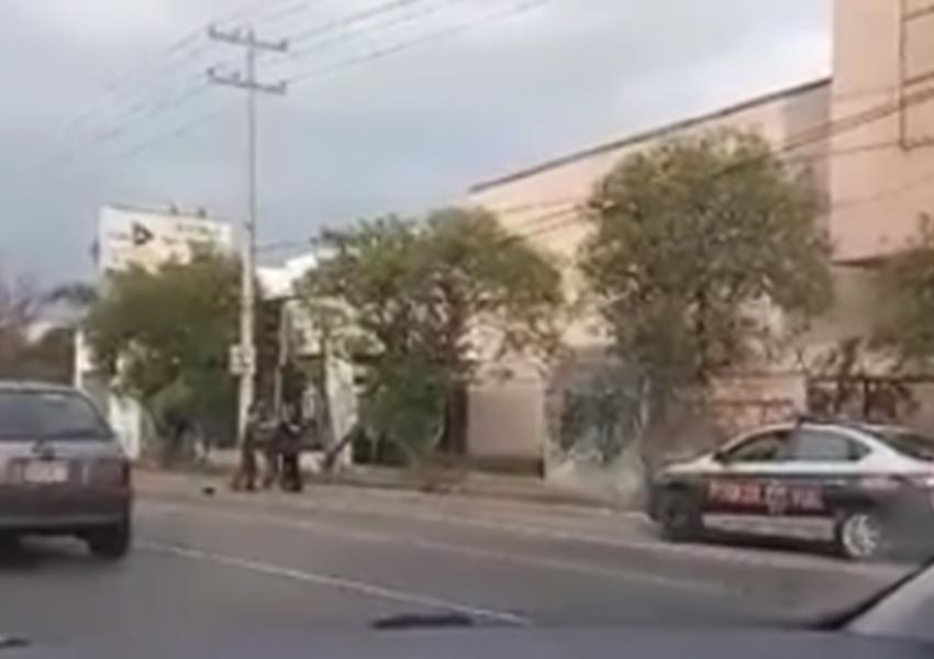 #Video Golpean a agente de tránsito que intentó infraccionar a conductor