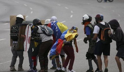 Suman 100 muertos por protestas en Venezuela