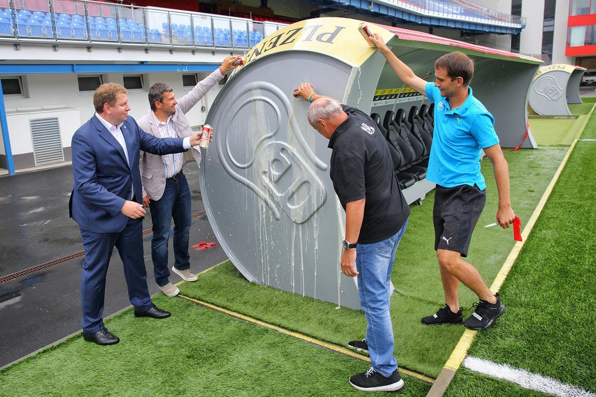 Viktoria Plzen presenta bancas con forma de cerveza - publicidad-2-