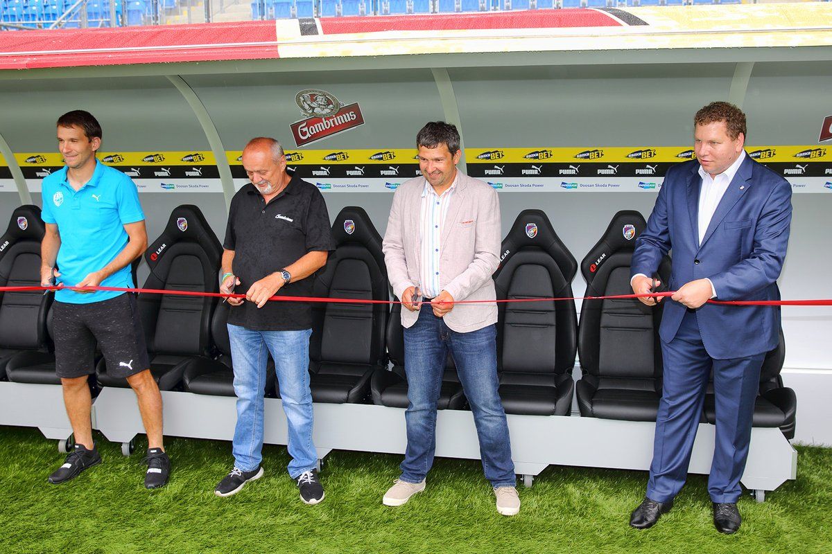 Viktoria Plzen presenta bancas con forma de cerveza