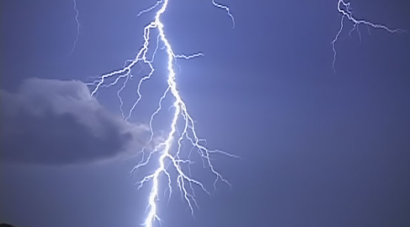 Rayo mata a motociclista en Irapuato