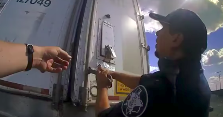 Migrante encerrado en tráiler bebió anticongelante para sobrevivir