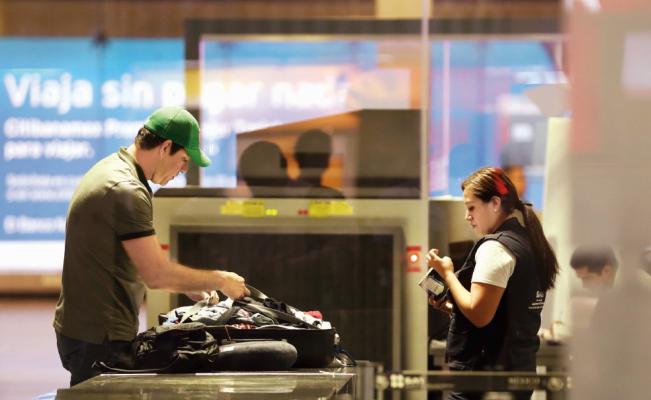 Intensifican revisión de electrónicos en vuelos de México a EE.UU.