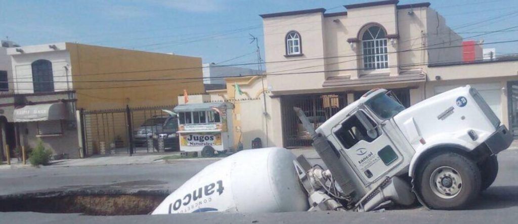 Revolvedora de concreto cae a socavón en Reynosa - revolvedora-1-1024x443