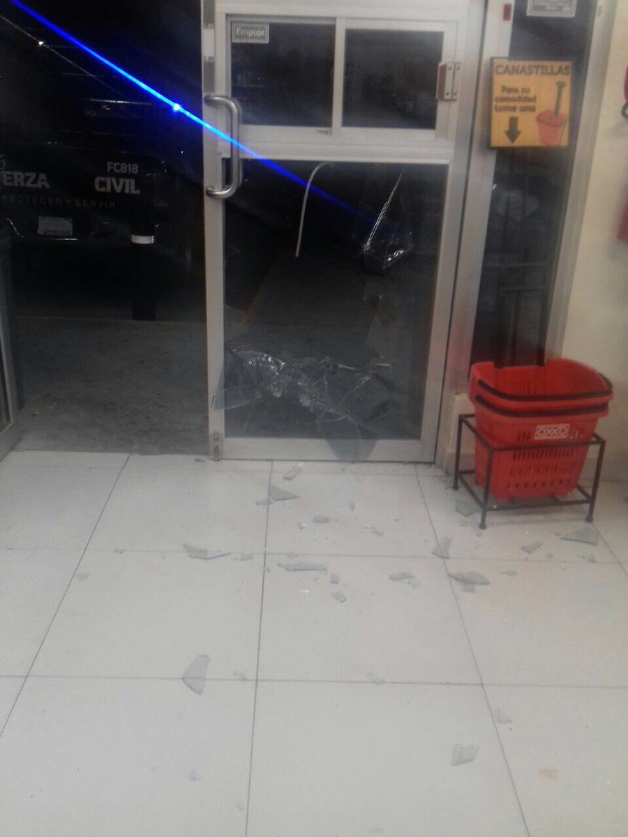 #Video Roban Oxxo en Monterrey usando una piedra - robo-2