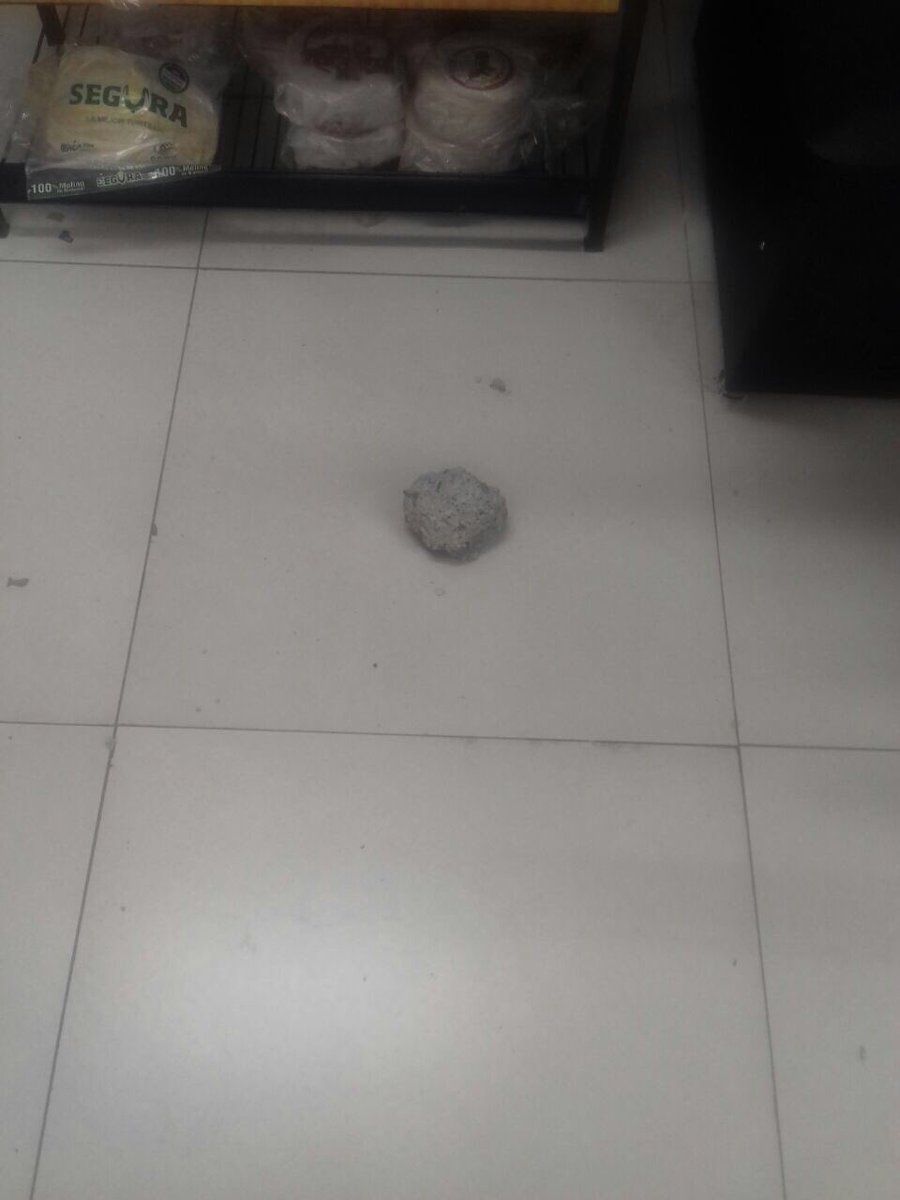 #Video Roban Oxxo en Monterrey usando una piedra - robo-3