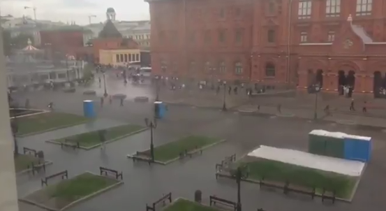 #Viral Personas huyen de sanitarios móviles desplazados por el viento