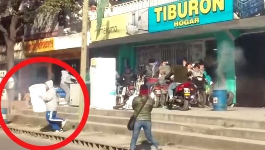 #Video Hombre roba artículos porque confunde saqueo con filmación