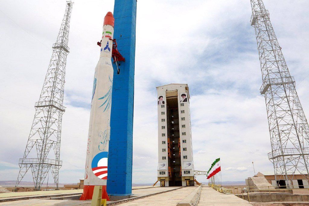 Irán inaugura base espacial con lanzamiento de cohete - simorgh