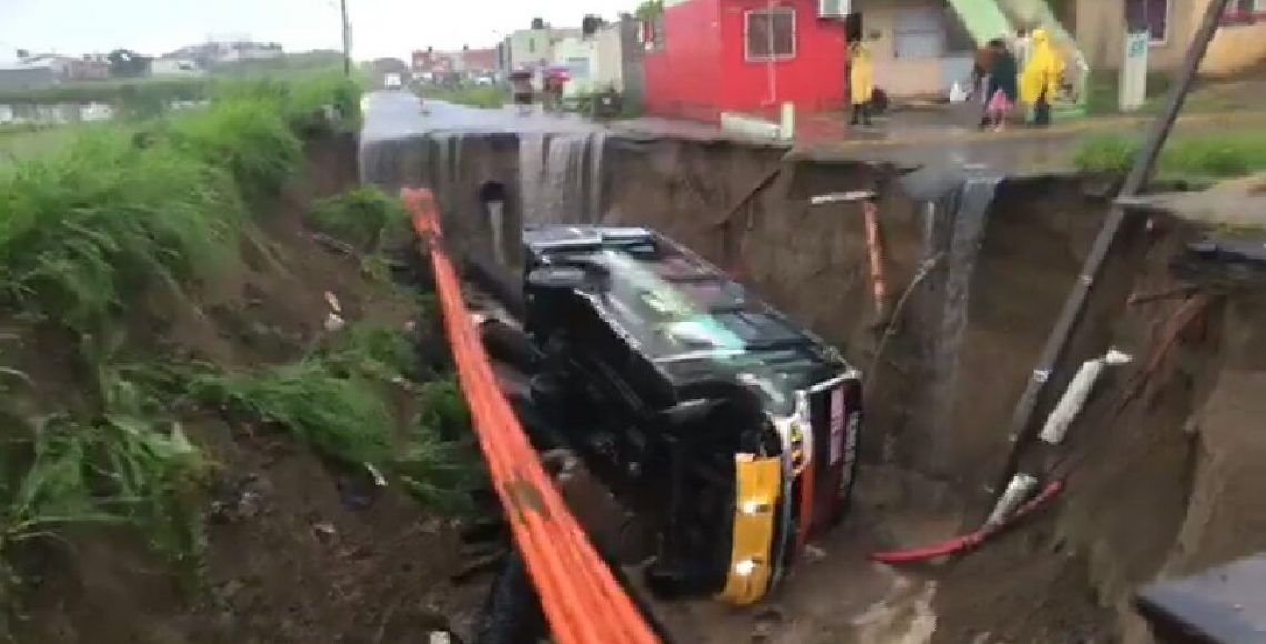 #Video Camión cae a socavón en Veracruz