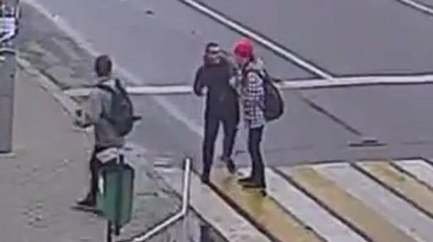 #Video Sujeto golpea a mujer y provoca riña en calles de Rusia