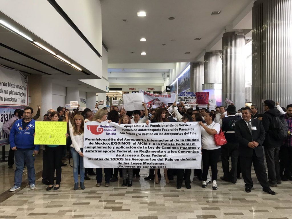 Taxistas se manifiestan en el AICM contra Uber y Cabify - taxistas-aicm-@Oscar_Zuniga-1024x768