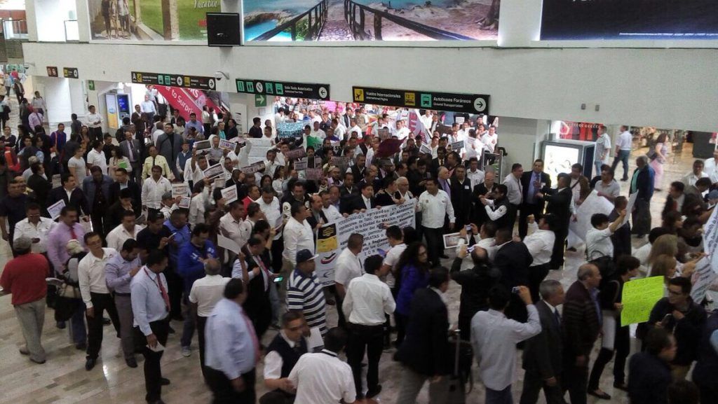 Taxistas se manifiestan en el AICM contra Uber y Cabify - taxistas-aicm-@Oscar_Zuniga1-1024x577