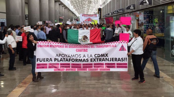 Taxistas se manifiestan en el AICM contra Uber y Cabify