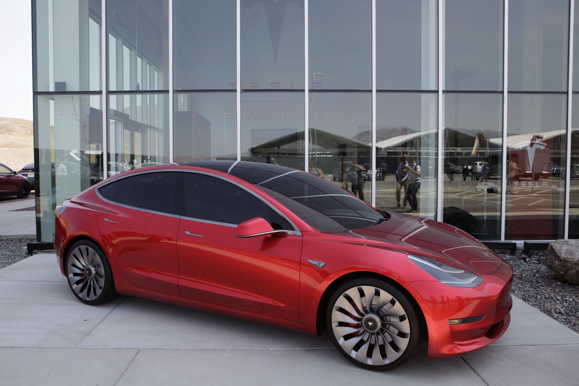 Tesla sufre la mayor pérdida trimestral de su historia - tesla-model-3