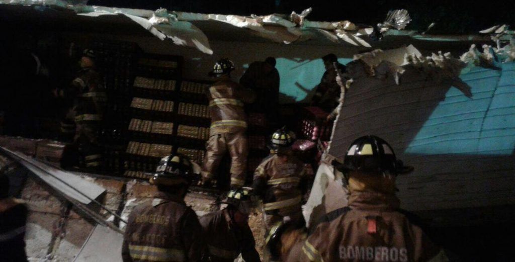 Árbol provoca que tráiler riegue carga en Insurgentes - trailer-insurgentes-1024x521