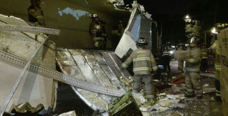 Árbol provoca que tráiler riegue carga en Insurgentes - trailer-insurgentes1