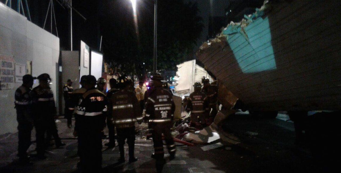 Árbol provoca que tráiler riegue carga en Insurgentes