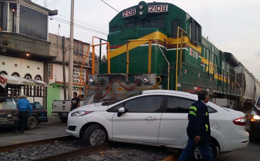 Tren embiste a vehículo en Tlalnepantla