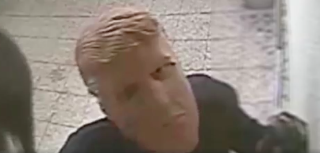 #Video Detienen a ladrones que robaban con máscaras de Trump en Italia