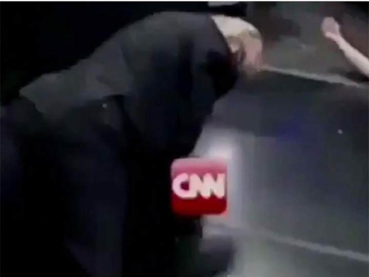 Critican a Trump por video simulando golpear a CNN