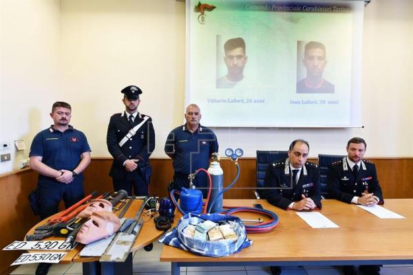 #Video Detienen a ladrones que robaban con máscaras de Trump en Italia - trump-mascaras-1